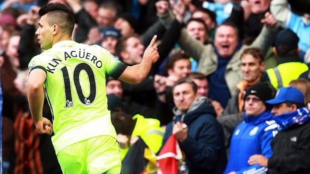 Triplete de Agüero ante el Chelsea