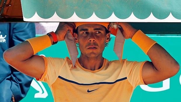 Nadal se protege del sol