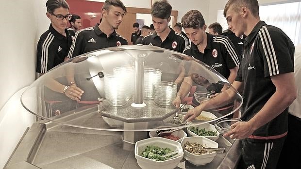 El Juvenil del Milán, durante un almuerzo en Milanello