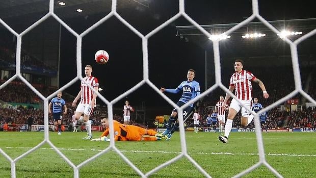 El Tottenham golea y se queda a cinco puntos del Leicester