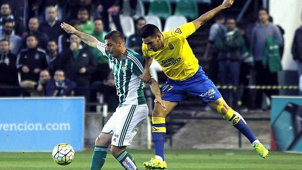 El centrocampista del Real Betis Joaquín Sánchez (i) disputa un balón con el defensa de la UD Las Palmas Pedro Bigas (d)