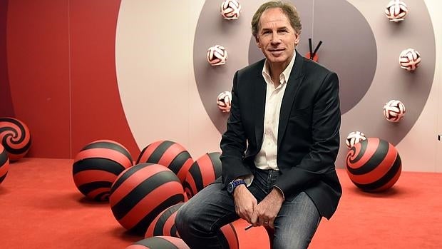 Baresi, posando en el museo del club en «Casa Milán»