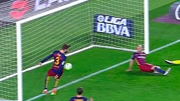 El central del Barcelona, Gerard Piqué, en la polémica acción