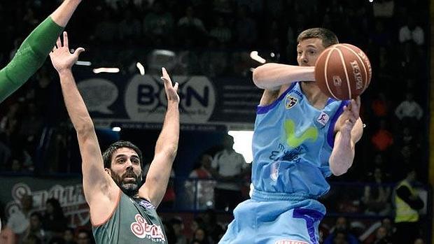 El alero checo del Estudiantes, Pavel Pumprla (d) con el balón ante la defensa del escolta del Baloncesto Sevilla, Berni Rodriguez