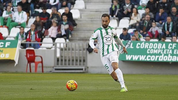 Deivid conduce el balón en El Arcángel