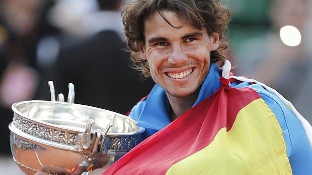 Rafa Nadal, abrazado a la bandera de España tras ganar Roland Garros 2011