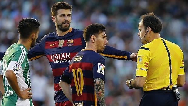 Mateu Lahoz, en un partido de la Liga BBVA