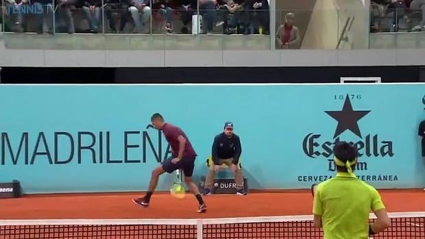 Puntazo de Kyrgios entre las piernas