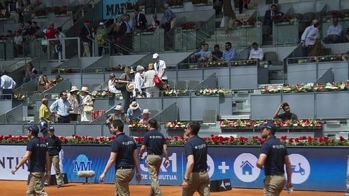 Un grupo de voluntarios ayuda a despejar la pista