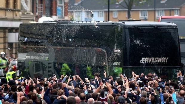 Salvaje ataque de los hinchas del West Ham al bus del United