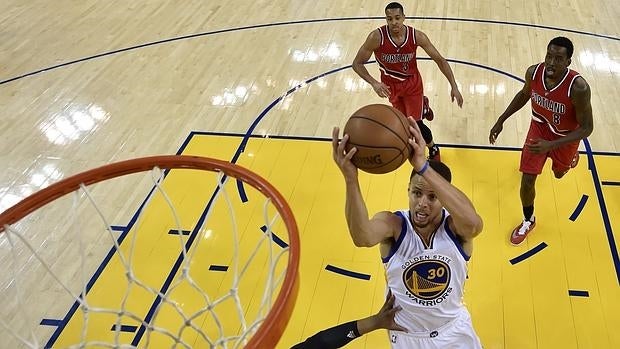 Curry celebra el MVP metiendo a los Warriors en la final del Oeste