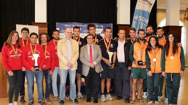 Los premiados posan con el rector de la UIB, Llorenç Huguet, en el centro.