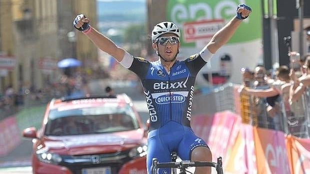 Brambilla vence en Arezzo y se enfunda la maglia rosa