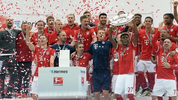 Los jugadores del Bayern, con el trofeo de la Bundesliga