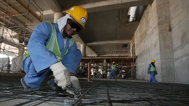 Un operario trabaja en la construcción de un estadio para el Mundial de fútbol de Qatar 2022