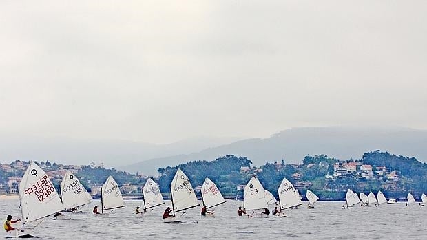 Unos 60 niños en la vela infantil de Bayona