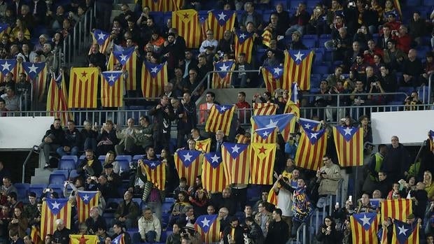 Un grupo de aficionados del Barcelona portan banderas independentistas