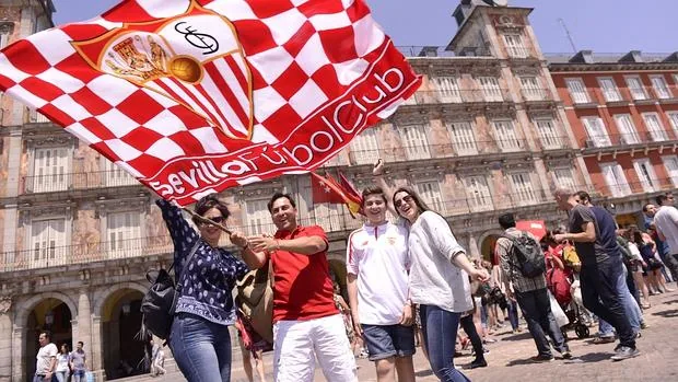 Aficionados del Sevilla este sábado en la Plaza Mayor madrileña