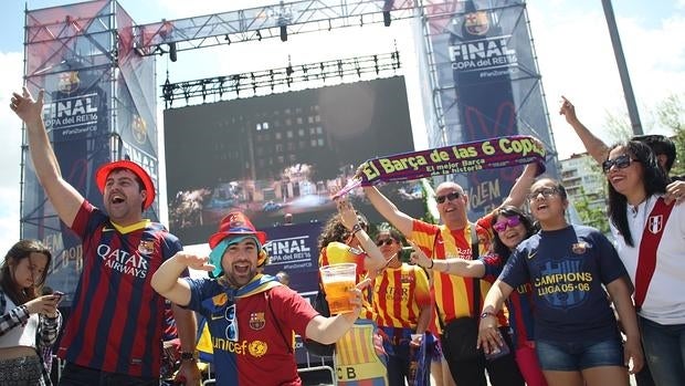 Aficionas azulgranas en la «fan zone»