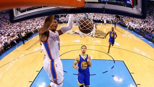 Russell Westbrook machaca el aro en presencia de Curry