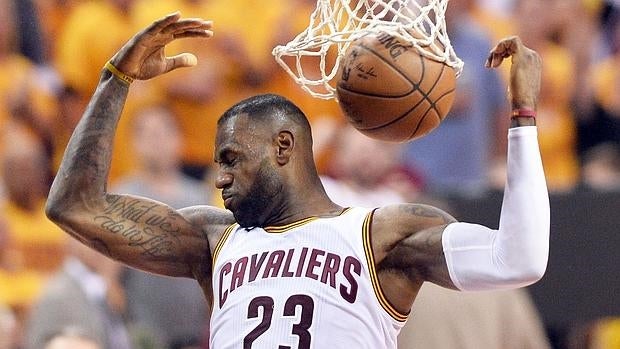 LeBron James, tras machacar el aro rival