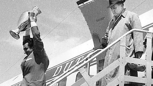 Miguel Muñoz baja del avión con la Copa de Europa