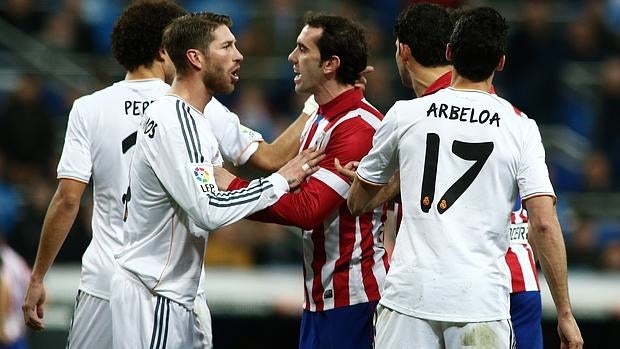 Ramos frente a Godín, dos jefes de cabeza