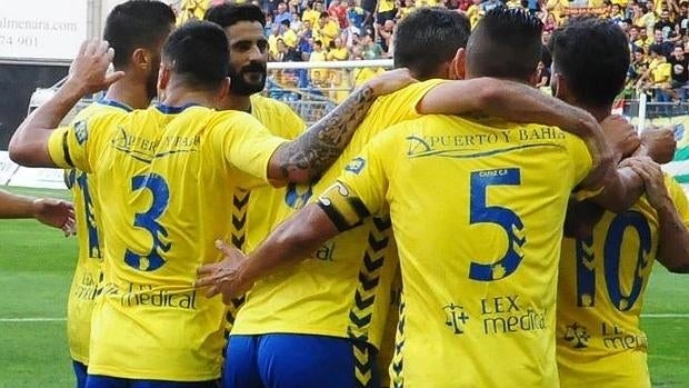 Los jugadores del Cádiz celebrab un gol en un partido