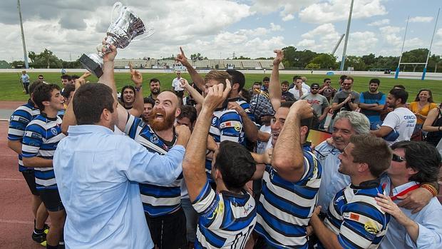 Los jugadores del equipo sevillano celebran la victoria