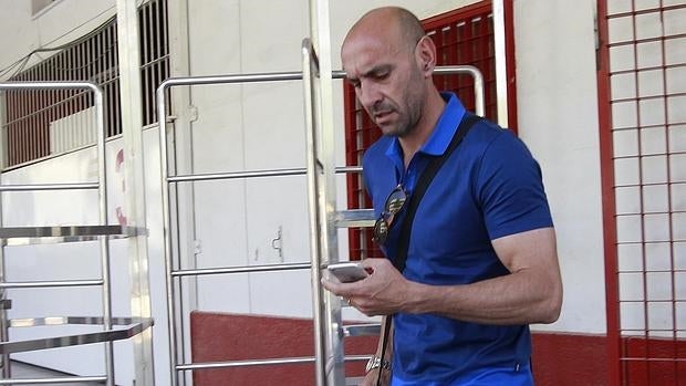 Monchi abandona el estadio Sánchez Pizjuán