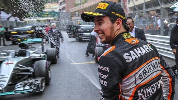 Sergio Pérez, feliz nada más bajarse del podio en Mónaco