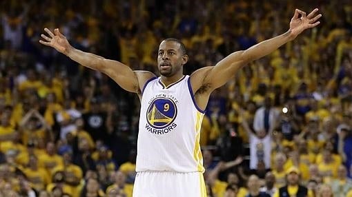 Andre Iguodala celebra un triple ante los Oklahoma City Thunder