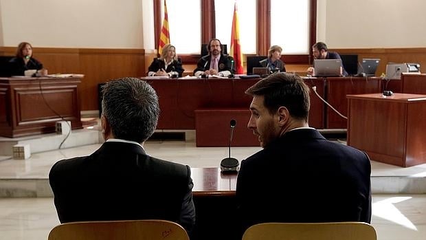 Messi llega muy serio a la Audiencia de Barcelona