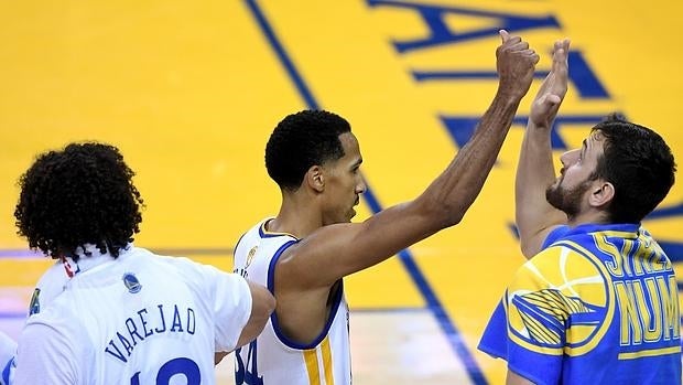 Livingston lidera el triunfo de los Golden State Warriors en el primer partido de la final