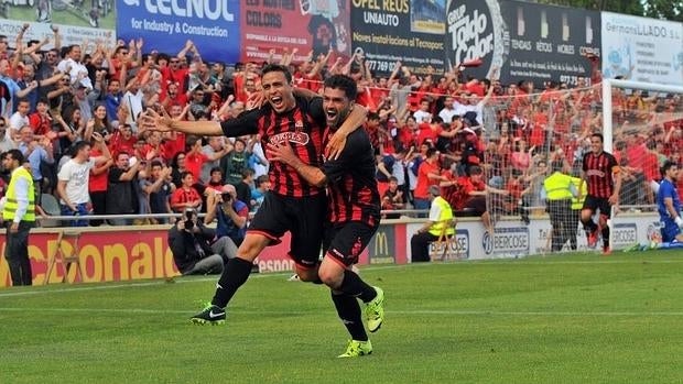 Los jugadores del Reus celebran un gol en el Municipal