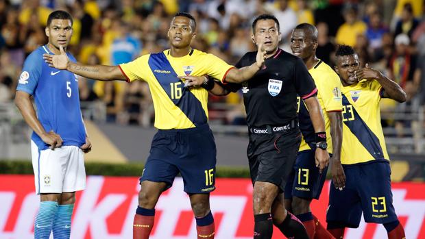 Polémico gol anulado a Ecuador que salva a Brasil