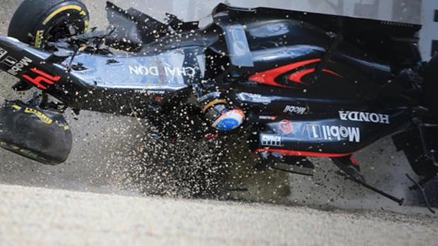 El coche de Fernando Alonso, durante el accidente