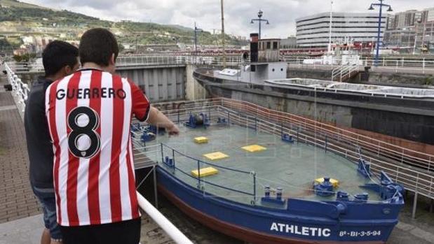 Los aficionados observan la gabarra del Athletic