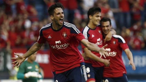 El delantero del Osasuna, Kodro, celebra el tercer gol en El Sadar