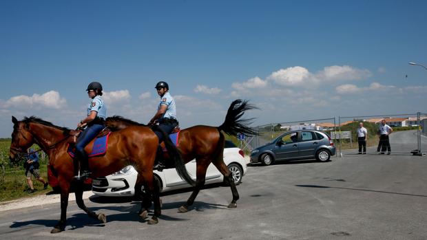 Gendarmes a caballo, en uno de los accesos al hotel de España