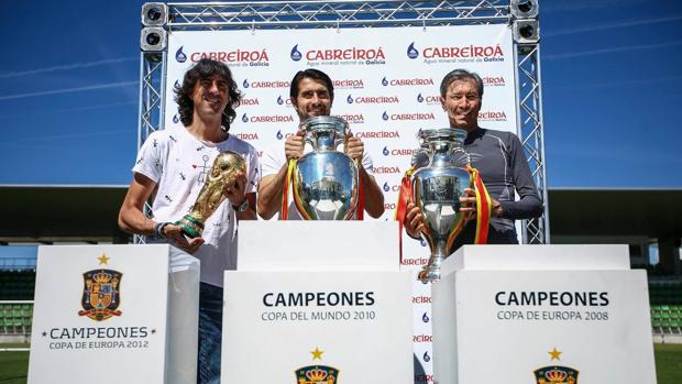 Amavisca, De la red y «Lobo» Carrasco posan con los trofeos ganados por España