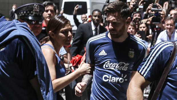 Messi, agarrado por una aficionada