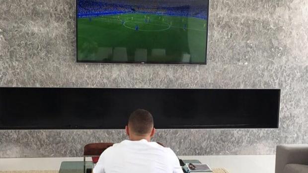 Benzema siguiendo el Francia-Rumanía, partido inaugural de la Euro 2016