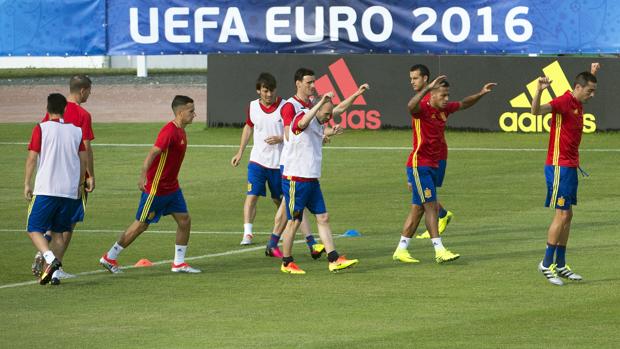 Los jugadores de la Selección en un entrenamiento para la Eurocopa 2016