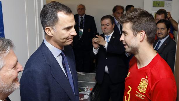 Felipe VI conversa con Piqué al término del debut de España en Francia 2016