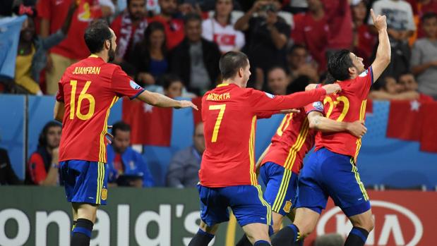 España celebra el segundo tanto ante Turquía