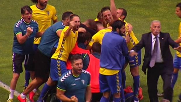 Los jugadores del Cádiz celebran el gol de Carlos Calvo ante el Hércules