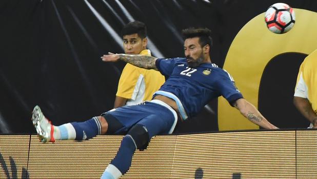 Lavezzi no calculó y se topó con la publicidad