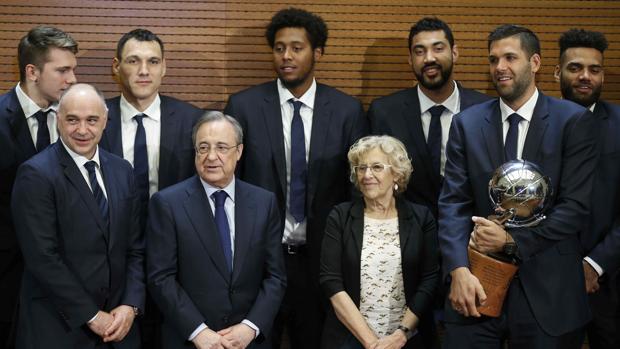 En primera fila, de izq a dcha: Pablo Laso, Florentino Pérez, Manuela Carmena y Felipe Reyes