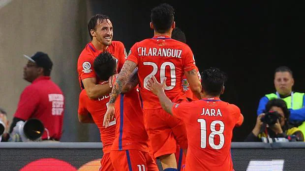Los chilenos celebran uno de los goles